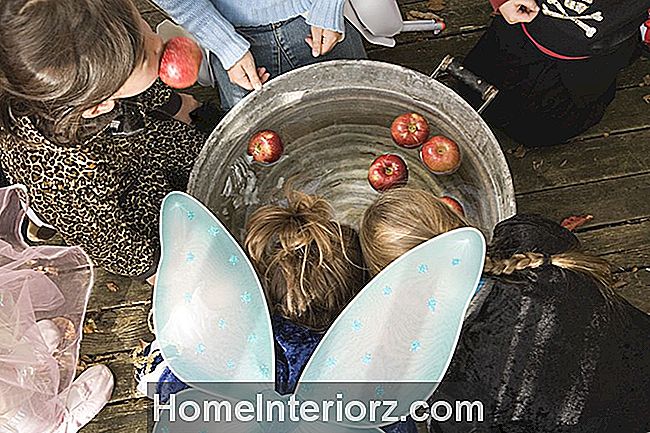 Kinder Apfel schaukeln
