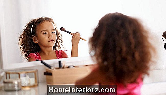 kleines Mädchen Make-up