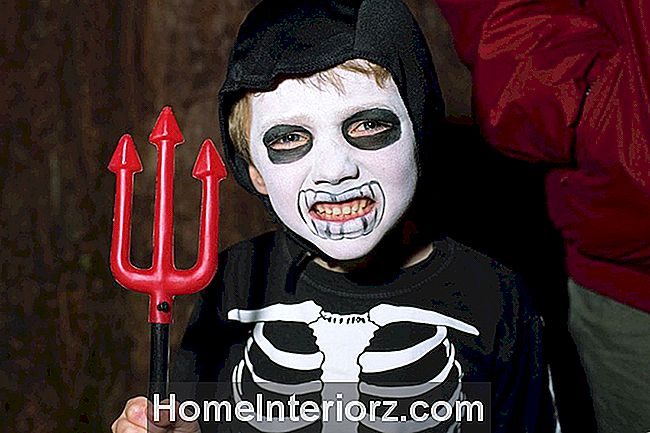 Jongen (4-6) dragen skelet halloween kostuum, portret, close-up