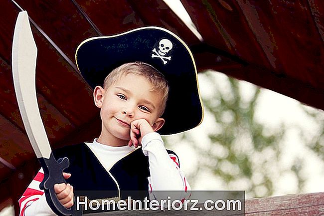 Weinig jongens rustend hoofd op hand kleedde zich als piraat