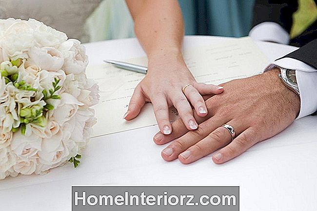 Braut und Bräutigam Hände