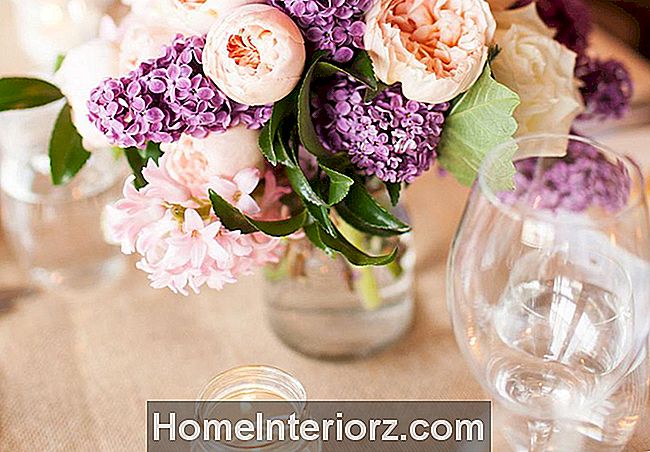 Blomsterdekorasjon bordet på bryllup blomster