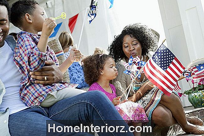 Glückliche Familie mit amerikanischen Flagge Dekorationen