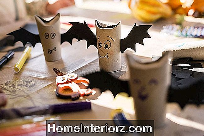 Dekoruoti popieriniai šikšnosparniai ant stalo