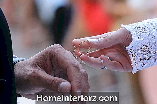 Közelkép egy pár cserélni jegygyűrűt a házassági ünnepség alatt