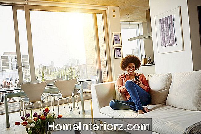 Afroamerikansk kvinna på soffan i vardagsrummet