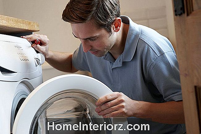 Ingegnere che ripara lavatrice domestica