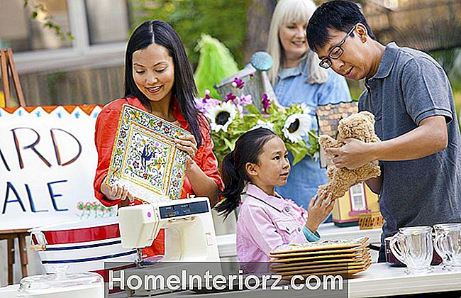 Aasia perekond õue müüki vaadates müüa asju
