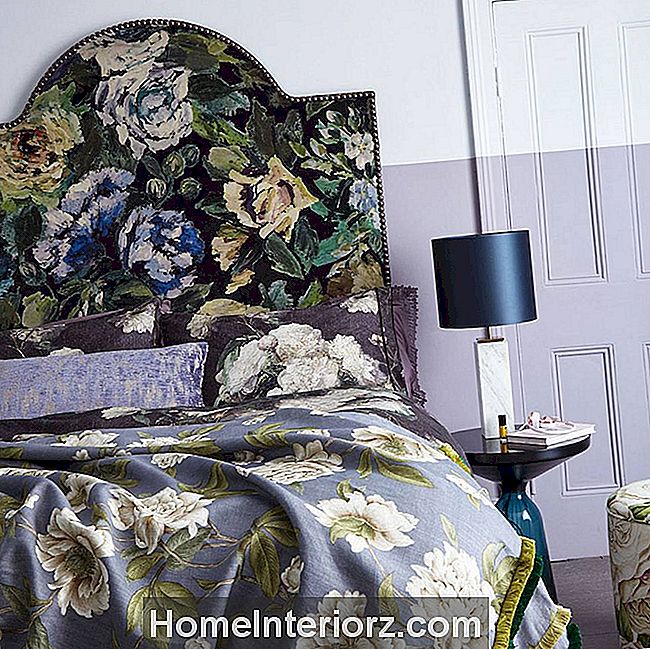 Violetinės ir baltos sienos miegamajame