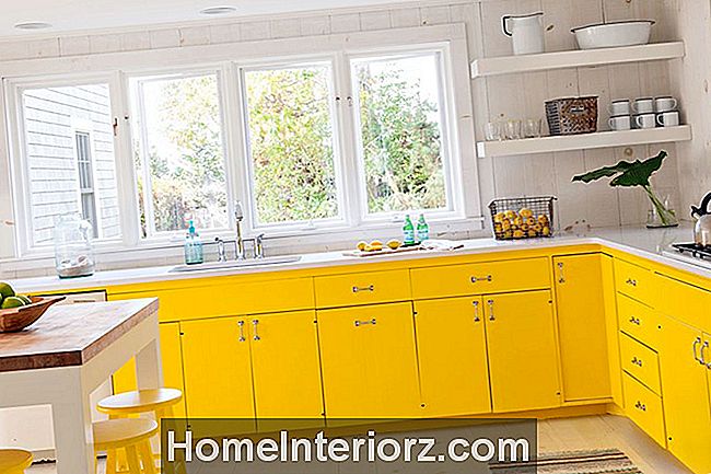 dzeltena mūsdienu lauku mājas virtuve