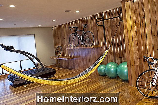 cykel, hängmatta och löpband i hemmet gym