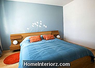 Mūsdienu guļamistaba ar sienas uzlīmēm