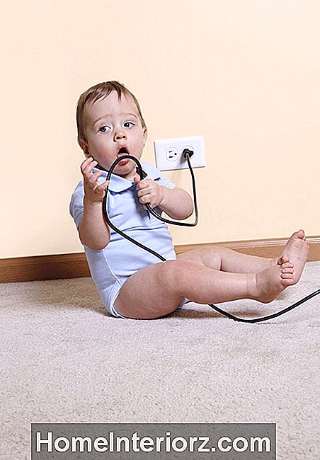 Babyproofing fail: Baby spēlē ar elektrisko vadu