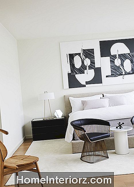 Modernes Schwarzweiss-Schlafzimmer mit warmen hölzernen Farben durch ASH NYC