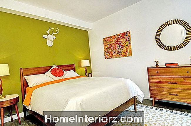 Chartreuse aktsent seina kaasaegses magamistoas