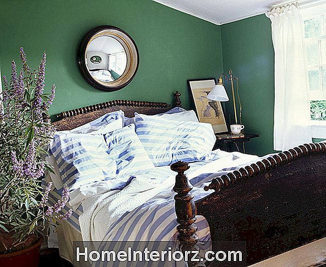 Rustieke slaapkamer met groene muren.