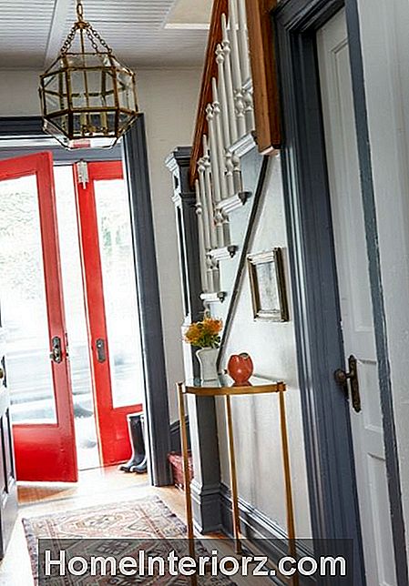 Traditionele ingang blauwe en witte rode deur