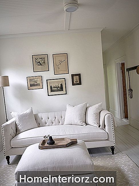 neutrale woonkamer met getuft sofa