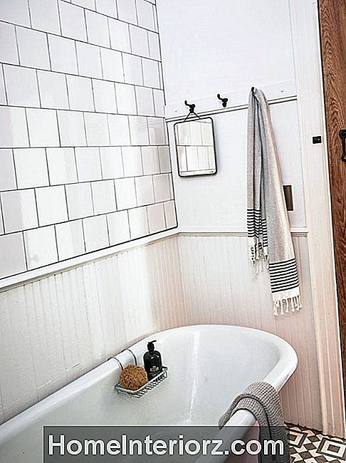 witte tegel badkamer beadboard roze klauwvoet bad