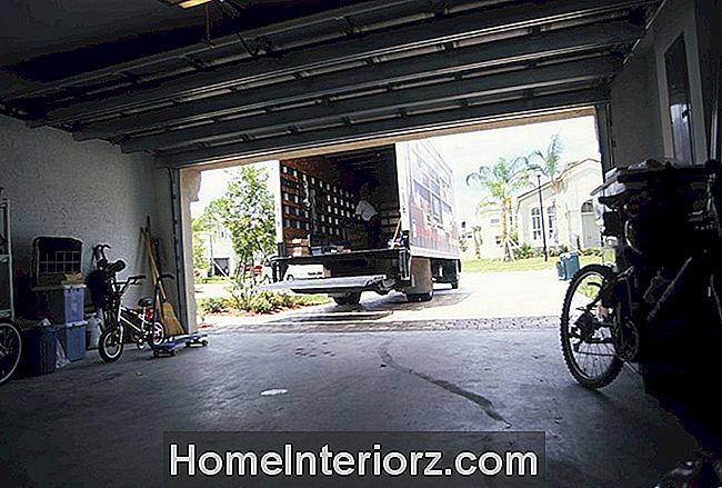Garage Interior mit gebrochener Platte -a0125-000304