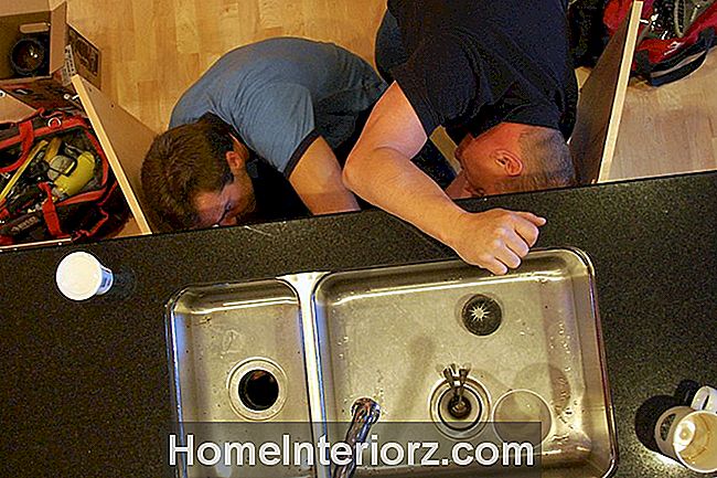 idraulici che riparano lo smaltimento dei rifiuti della cucina