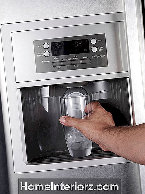 Gauti stiklinę filtruoto vandens iš šaldytuvo.
