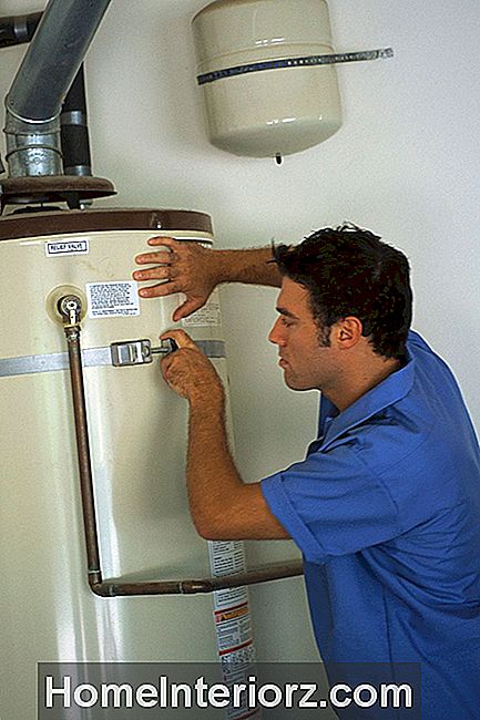 Idraulico che installa un riscaldatore di acqua