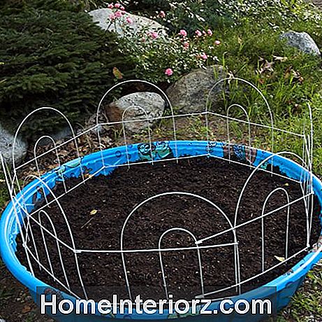 Faça uma piscina infantil de plástico em um plantador de jardim