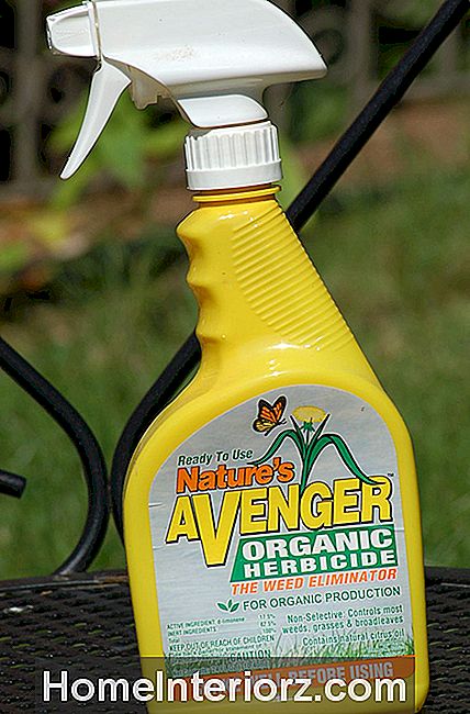 Flacone spray di diserbante organico Nature's Avenger.