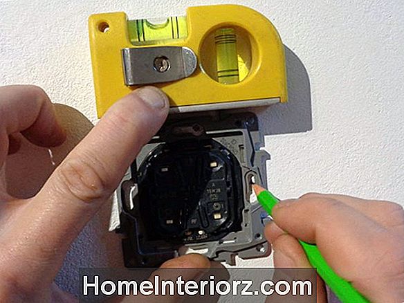 Installer une boîte électrique dans un mur existant pour une sortie ou un commutateur