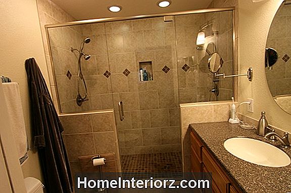 30 Mažų vonios kambariai, kurie yra labai stilingi